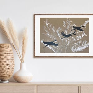 Linol- / Monoprint auf Recyclingpapier, Einzelstück, Din A3, Kranich, Baum, Wald, Wiese, Blume, grau, weiß, handgemacht von artrosarot