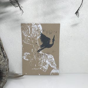 Linol- / Monoprint auf Recyclingpapier, Einzelstück, Din A5, Kranich, Baum, Wald, Wiese, Blume, grau, weiß, handgemacht von artrosarot