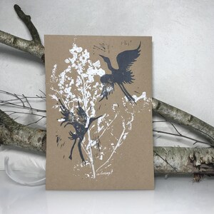 Linol- / Monoprint auf Recyclingpapier, Einzelstück, Din A4, Kranich, Baum, Wald, Wiese, Blume, grau, weiß, handgemacht von artrosarot