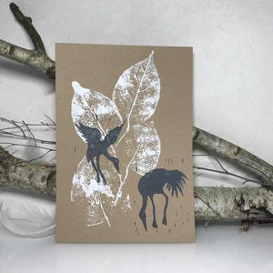 Linol- / Monoprint auf Recyclingpapier, Einzelstück, Din A4, Kranich, Baum, Wald, Wiese, Blume, grau, weiß, handgemacht von artrosarot
