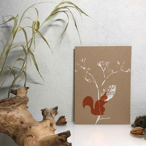Linol- / Monoprint auf Recyclingpapier, Einzelstück, Din A5, Blume, Eichhörnchen, Wald, Wiese, weiß kupfer, handgemacht von artrosarot