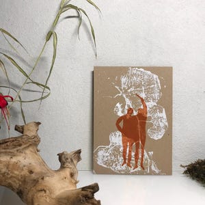 Linol- / Monoprint auf Recyclingpapier, Einzelstück, Din A5, Blume, Figuren, Personen, Wald, Wiese, weiß kupfer, handgemacht von artrosarot