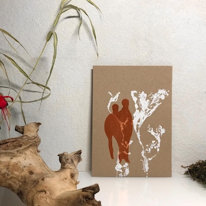 Linol- / Monoprint auf Recyclingpapier, Einzelstück, Din A5, Blume, Figuren, Personen, Wald, Wiese, weiß kupfer, handgemacht von artrosarot