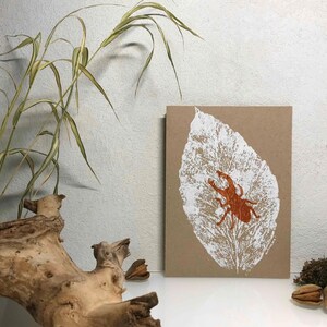 Linol- / Monoprint auf Recyclingpapier, Einzelstück, Din A5, Blume, Käfer, Wald, Wiese, weiß kupfer, handgemacht von artrosarot