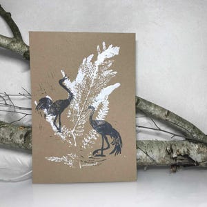 Linol- / Monoprint auf Recyclingpapier, Einzelstück, Din A4, Kranich, Baum, Wald, Wiese, Blume, grau, weiß, handgemacht von artrosarot