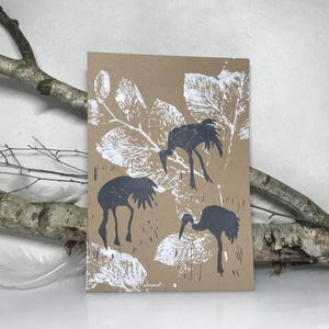 Linol- / Monoprint auf Recyclingpapier, Einzelstück, Din A4, Kranich, Baum, Wald, Wiese, Blume, grau, weiß, handgemacht von artrosarot