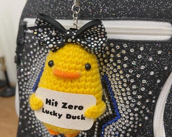 Portachiavi a forma di paperella cheerleader all'uncinetto - Etichetta portafortuna per borsa da cheerleader
