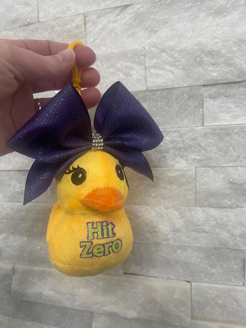 Cheerleading Lucky Ducks | Anpassade cheerleading-presenter | Lycka till-present till cheerleader | Idé för lagavslöjande | Present till cheerleading-tävling | Personlig Keychain Stuff Duck