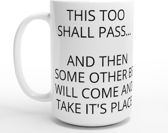 Kubek z sarkastycznym cytatem „To też minie” | Czarny humor, stres dla dorosłych, życiowe powiedzenie
