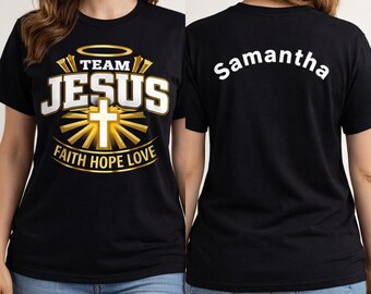 Personalizowana koszulka z napisem „Jezus Wiara Nadzieja Miłość” z imieniem na plecach i wyrazistym chrześcijańskim krzyżem. Spersonalizowany prezent dla grupy młodzieżowej w kościele.