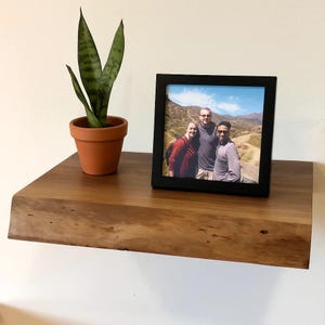 Estante flotante de nogal con borde natural: decoración rústica de pared de madera recuperada