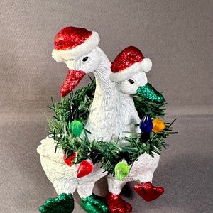 キラキラ輝くダックのデュオクリスマスオーナメントとサンタの帽子