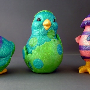 Paaskuikenbeeldjes: handgeschilderd harstrio, glitterpaasdecor