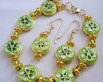 Set di gioielli in cloisonné: bracciale floreale verde e orecchini riempiti d'oro