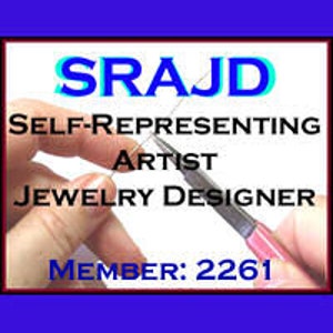 Puede incluir: Primer plano de las manos de una persona usando alicates para cortar un alambre delgado de plata. La imagen tiene el texto "SRAJD" en letras azules, "SELF-REPRESENTING ARTIST JEWELRY DESIGNER" en letras negras y "MEMBER: 2261" en letras rojas.