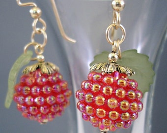 Pendientes de bayas navideñas: cuentas colgantes de lucita roja, alambres rellenos de oro