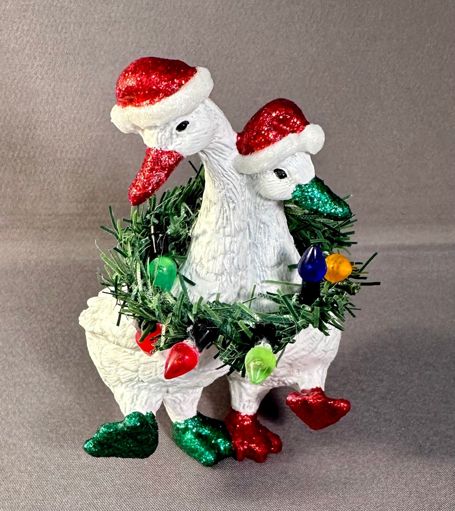 キラキラ輝くダックのデュオクリスマスオーナメントとサンタの帽子