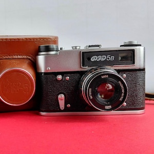 Cámara telemétrica vintage FED 5V de 35 mm. En funcionamiento. Cámara manual de estilo retro. Réplica de Leica de la era soviética.