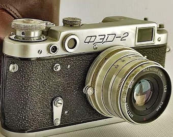 Cámara de cine soviética antigua FED 2 en funcionamiento con objetivo Industar-26 m f2.8/50 mm. Cámara antigua de 35 mm de la URSS. Rosca M39, idéntica a la rosca Leica.