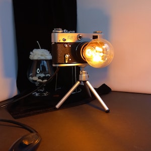 Lampa biurkowa w stylu vintage z aparatem: Upcycled FED 3, wystrój industrialny