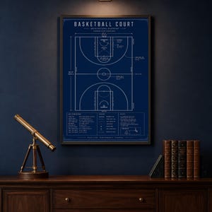 Può includere: Un progetto architettonico incorniciato di un campo da basket, con dimensioni ed etichette dettagliate. La stampa è blu navy con linee e testo bianchi ed è etichettata "Basketball Court". La cornice è nera.