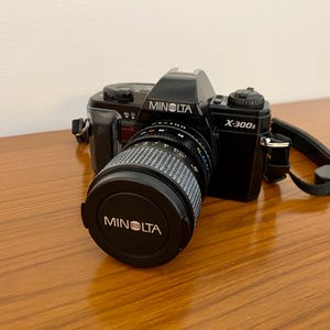 Vintage Minolta SLR Kamera mit Objektiv und Blitz