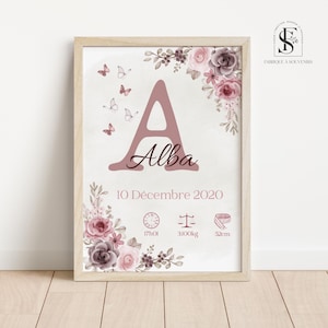 Peut inclure: Un cadre en bois clair contenant une impression avec le nom "Alba" en mauve, orné de fleurs et de papillons. Il affiche les détails de naissance : 17h01, 3100kg, et 52cm.