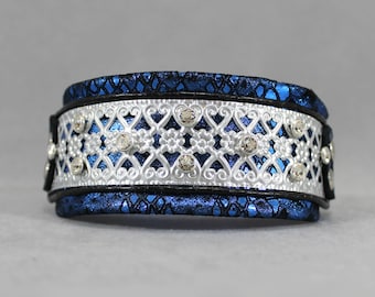 Piel de serpiente azul metálico, filigrana plateada y collar de perro Martingale de cuero de cristal de Swarovski