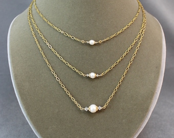 Collar de tres hilos de cadena de oro y perlas