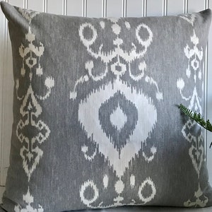 Mill Creek - Ikat Greige - Cuscino decorativo di design - Grigio chiaro avorio - Geometrico