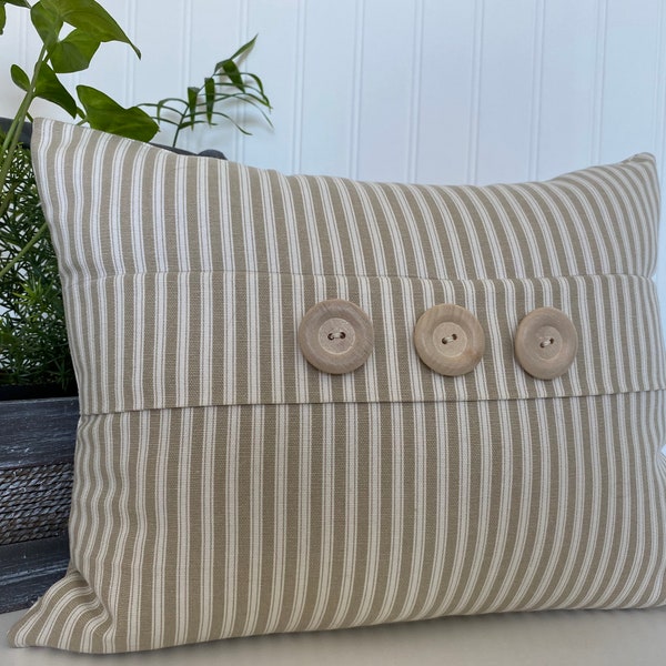Federa per cuscino a righe - Decorazione in stile rustico con bottoni in legno