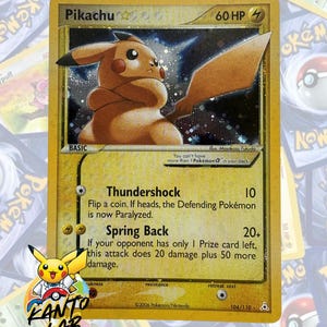 Op de afbeelding: Een gele Pikachu-verzamelkaart met 60 HP, voorzien van een holografische illustratie van het personage met gekruiste armen. De kaarttekst bevat de aanvallen Thundershock en Spring Back, samen met het copyright uit 2006 en setgegevens.
