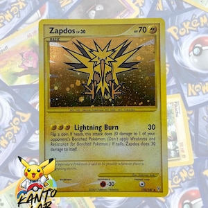 Puede incluir: Una carta coleccionable de Zapdos amarilla con acabado holográfico, que muestra el nombre Zapdos lv.30, 70 HP y el ataque Lightning Burn. La carta incluye el número 150/147, el año 2009 y texto que describe al legendario Pokémon eléctrico.