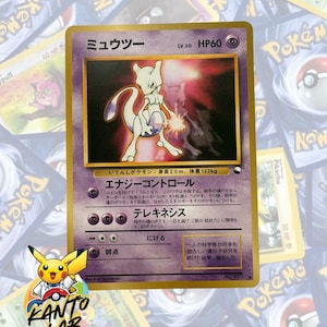 Puede incluir: Una carta coleccionable japonesa de Mewtwo con borde morado, que muestra al personaje en una pose dinámica con una bola de energía brillante. La carta muestra HP60, nivel 30 y texto en japonés que detalla los ataques y las estadísticas del personaje.