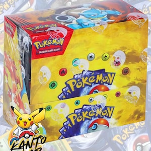 Può includere: Una scatola sigillata di carte collezionabili Pokémon. La scatola gialla presenta il logo Pokémon e illustrazioni di personaggi. La scatola è avvolta in plastica trasparente. Il logo Kanto Lab si trova in basso a sinistra.