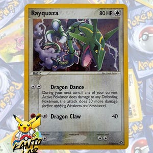 Puede incluir: Una carta coleccionable de Rayquaza con 80 HP, que muestra una criatura verde similar a un dragón con humo púrpura. El texto de la carta incluye los ataques Danza Dragón y Garra Dragón, con un borde amarillo y una clasificación básica.