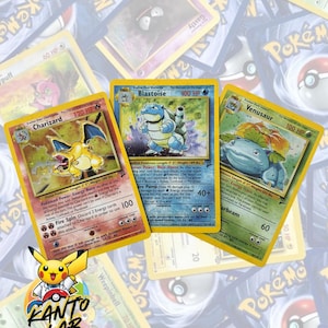 Peut inclure: Trois cartes à collectionner Pokémon vintage : Dracaufeu, Tortank et Florizarre, avec des bordures jaunes. La carte Dracaufeu présente un dragon orange flamboyant. La carte Tortank montre une tortue bleue. La carte Florizarre affiche une créature verte. Le logo Kanto Lab est visible.
