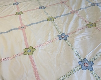Pottery Barn Kids Pastellfarbener Bettbezug „Lindsey“ mit Gitterblumenmuster und Polka-Dots (Doppel-/Queensize)