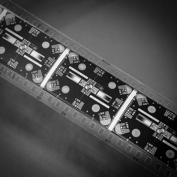 Numérisation et numérisation 35 mm avec reflex numérique : cible USAF 1951 sur transparence haute résolution 35 mm par Vlads Test Target