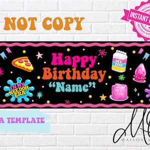 Peut inclure: Une bannière d'anniversaire rectangulaire noire avec une bordure festonnée rose portant le texte Happy Birthday Name. Les graphismes incluent une part de pizza, une méduse rose, une brique de lait, un cube rose et des éclaboussures bleues.