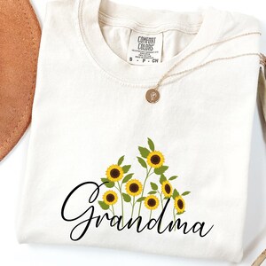 Sunflower Grandma Shirt, Gift For Grandma Tshirt, Mother's Day Gift For Grandma Gifts, Retro Grandma Shirt, Pregnancy Reveal To Family