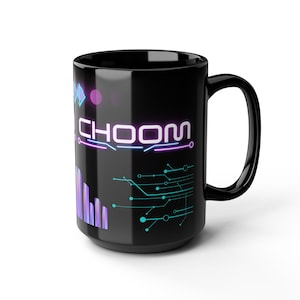 Könnte beinhalten: Schwarze Keramik-Kaffeetasse mit einem neonrosa und blauen Grafikdesign. Das Design zeigt das Wort "CHOOM" in einer futuristischen Schriftart und ein Leiterplattenmuster.