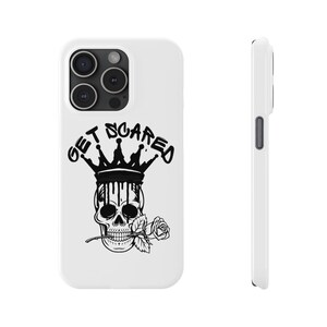 Puede incluir: Carcasa de teléfono blanca con una ilustración en blanco y negro de una calavera con una corona y el texto "GET SCARED" encima. La calavera tiene una rosa en la boca.