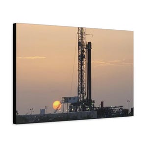 Öl Derrick Bohrturm Sonnenuntergang Leinwand Druck: Industrielle Wandkunst Bild 2
