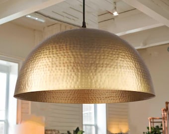 Ręcznie robiona lampa wisząca z kutego mosiądzu: nowoczesna lampa kopułowa w stylu wiejskim