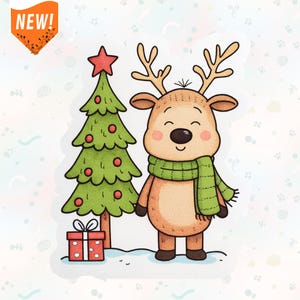 Peut inclure: Illustration de dessin animé d'un renne portant une écharpe verte, à côté d'un sapin de Noël et d'un cadeau emballé. L'arbre est décoré d'ornements rouges et d'une étoile. Un autocollant "NEW!" est dans le coin supérieur gauche.