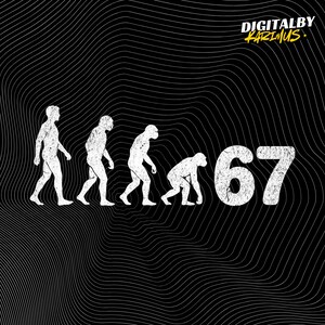 Può includere: Grafica nera con l'evoluzione dell'uomo in bianco, che passa da una posizione eretta a una quadrupede, seguita dal numero 67. Lo sfondo presenta un motivo ondulato e strutturato, e il testo "DIGITALBY KARIMUS" si trova in alto a destra.