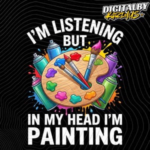Könnte beinhalten: Ein Grafikdesign mit einer hölzernen Farbpalette und zwei Pinseln, umgeben von bunten Sprühdosen und Farbspritzern. Der Text lautet I'M LISTENING BUT IN MY HEAD I'M PAINTING. Der Hintergrund ist schwarz und mit feinen, wellenförmigen Linien versehen.
