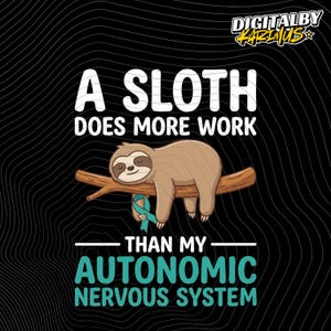 Puede incluir: Diseño gráfico con un perezoso de dibujos animados descansando en una rama, con el texto "A Sloth Does More Work Than My Autonomic Nervous System." El perezoso es marrón y el texto es blanco y turquesa sobre un fondo negro.