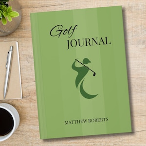 Könnte beinhalten: Ein grünes Golf-Journal mit den Worten "Golf Journal" in schwarzer Schrift. Unter dem Text befindet sich eine grüne Silhouette eines Golfspielers, der einen Schläger schwingt. Der Name "Matthew Roberts" ist unten auf dem Cover aufgedruckt.